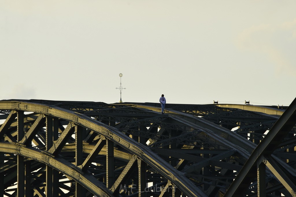 PSpringt kein Suizid Brueckenspringer Koeln Hohenzollernbruecke P158.JPG - Miklos Laubert